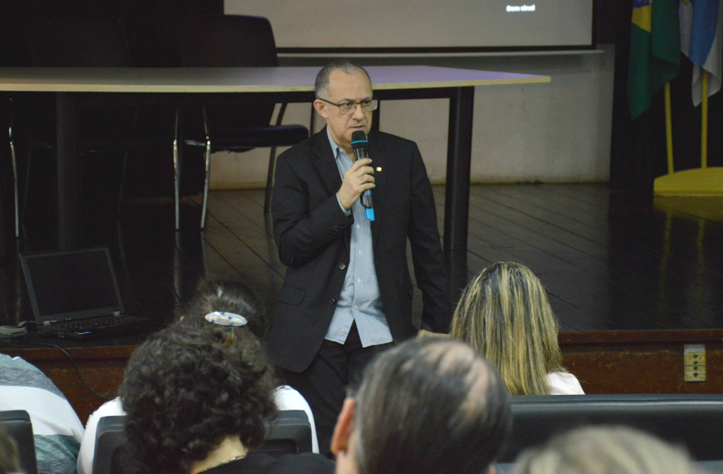 Reitor Paulo Assis fala ao público