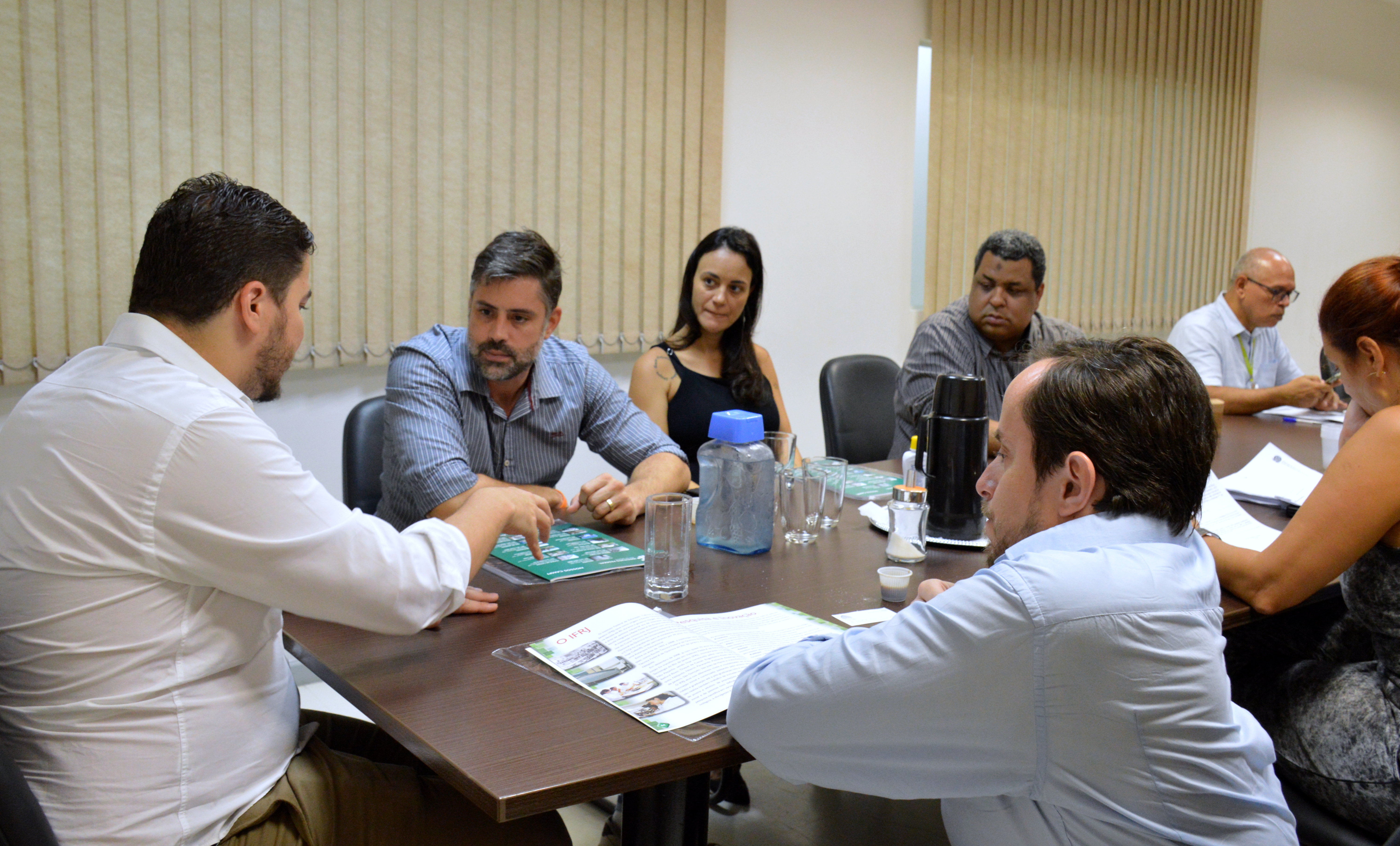 Reitor Rafael Almada conversa com parlamentares na sala de reuniões da Reitoria