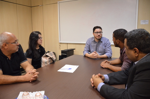 Reitor conversa com estudantes empreendedores na sala de reuniões da Reitoria