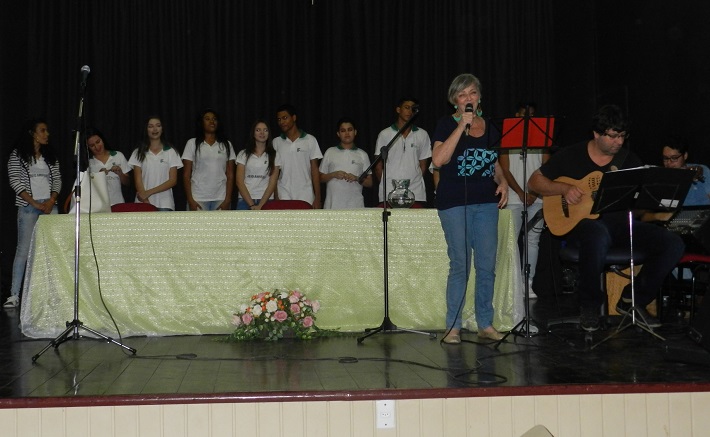 Tributo à Música Popular Brasileira no palco do auditório do campus Pinheiral