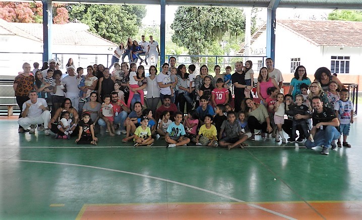 filhos de servidores e servidores reunidos na quadra do campus Pinheiral 