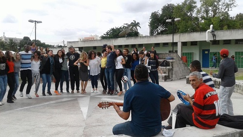 grupo reunido no centro do campus para ouvir música