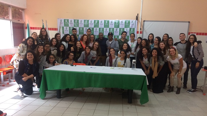 professores e alunos posando para foto no VIII Conexões PET do campus Duque de Caxias