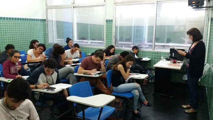 alunos focados na prova da 1ª Olimpíada Interna de Química do campus Rio de Janeiro em sala de aula 